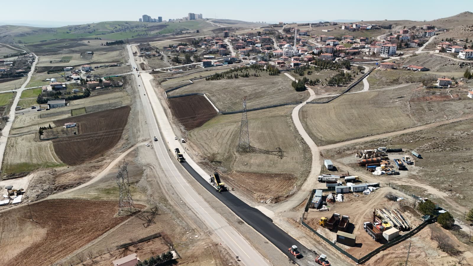 Ankara Büyükşehir Belediyesi Yapracık Mahallesi Yolunda Asfalt Serimini Sürdürüyor