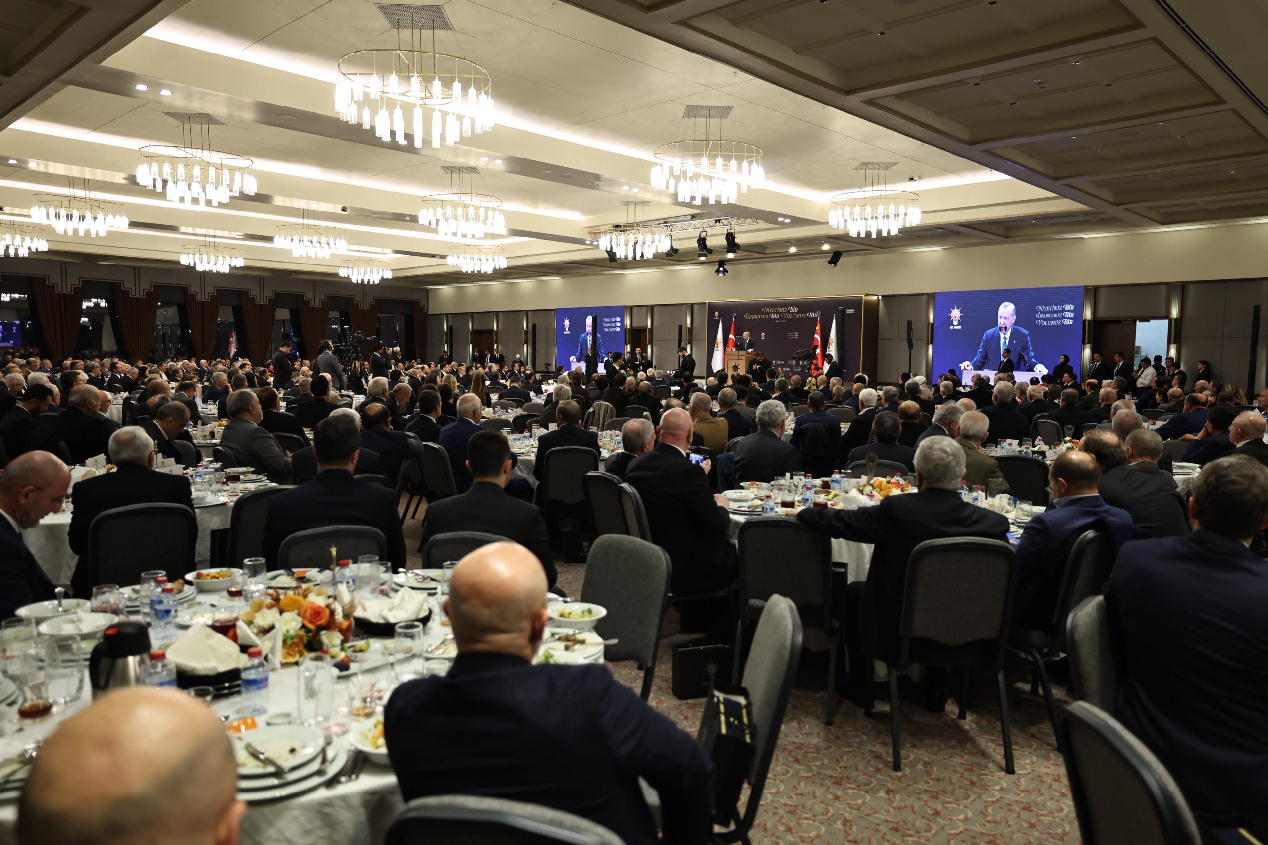 AK Parti Kongre Merkezi’nde Eski Milletvekilleri ve MYK Üyeleri İftar Programında Buluştu