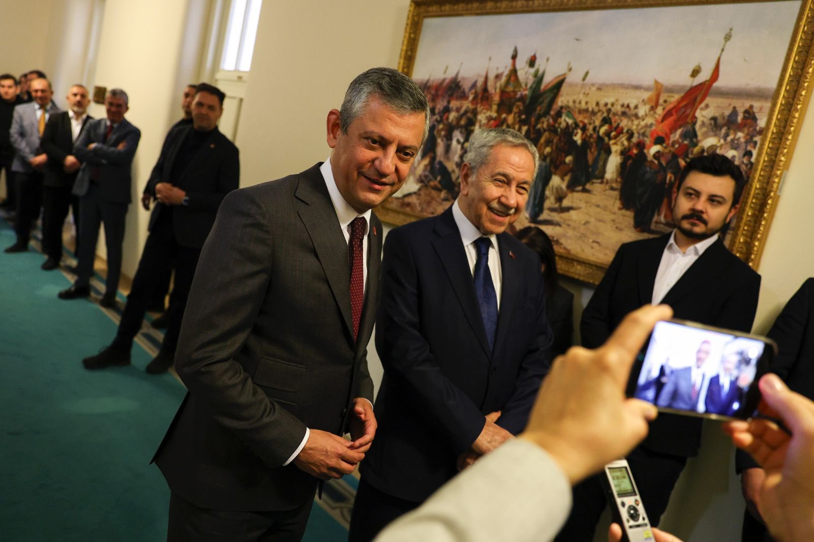 CHP Genel Başkanı Özgür Özel, TBMM Eski Başkanı Bülent Arınç’ı Ziyaret Etti