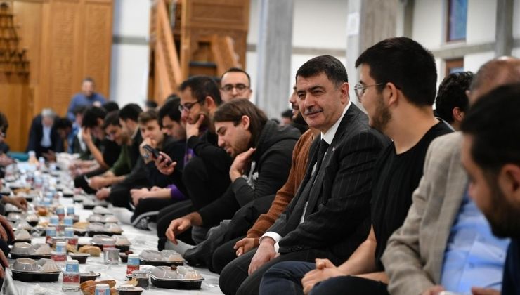 Ankara Valisi Vasip Şahin, ODTÜ Camii’nde Öğrenciler Ve Personelle İftar Yaptı